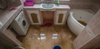 Протечки в ванной комнате или на кухне
