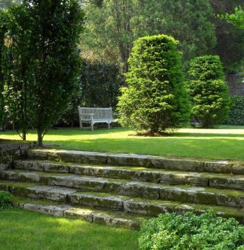 Каменные руины в архитектуре сада