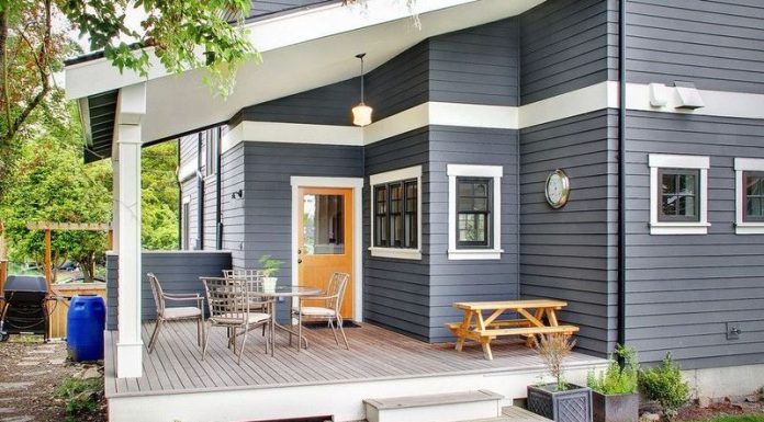 Как правильно выбрать краску для деревянного дома?