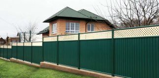 По каким параметрам выбирать профнастил для забора?*